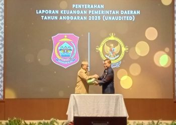 Bupati Bone Bolango, Ismet Mile menyerahkan Laporan Keuangan Pemerintah Daerah (LKPD) Unaudited Tahun Anggaran 2025 yang diterima langsung oleh Kepala Perwakilan BPK RI Provinsi Gorontalo Hery Purwanto, Selasa (31/3/2026). (F. Rivan/Magang)