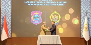 Bupati Bone Bolango, Ismet Mile menyerahkan Laporan Keuangan Pemerintah Daerah (LKPD) Unaudited Tahun Anggaran 2025 yang diterima langsung oleh Kepala Perwakilan BPK RI Provinsi Gorontalo Hery Purwanto, Selasa (31/3/2026). (F. Rivan/Magang)