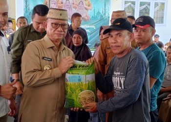 Bupati Bone Bolango, Ismet Mile, menyalurkan bantuan benih Padi Mekongga dan bantuan pangan di Halaman Dinas Ketahanan Pangan dan Pertanian Bone Bolango, Senin (6/4/2026). (F. Rivan/Magang)