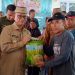 Bupati Bone Bolango, Ismet Mile, menyalurkan bantuan benih Padi Mekongga dan bantuan pangan di Halaman Dinas Ketahanan Pangan dan Pertanian Bone Bolango, Senin (6/4/2026). (F. Rivan/Magang)