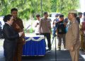 Bupati Bone Bolango, Ismet Mile, resmi melantik Direktur Perumda Tirta Bulango, Lanny Dince Chantiara Ambow, di halaman Perumda Tirta Bulango, Selasa (7/4/2026). (F.Yudi/Prokopim)