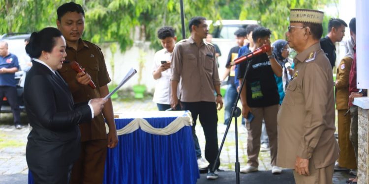 Bupati Bone Bolango, Ismet Mile, resmi melantik Direktur Perumda Tirta Bulango, Lanny Dince Chantiara Ambow, di halaman Perumda Tirta Bulango, Selasa (7/4/2026). (F.Yudi/Prokopim)