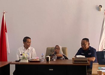 Ketua PMI Bone Bolango saat memimpin rapat rutin PMI di Markas PMI Bone Bolango, Selasa (7/4/2026). (F.Alpianto/Magang)