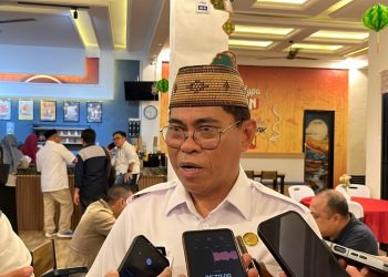 Sekda Iwan Mustapa saat diwawancarai awak media usai menghadiri Rakorev pembentukan Tim Percepatan Pembangunan Pinogu (TP3), di Naffil Caffe and Resto, Rabu (8/4/2026). (F. Rivan/Magang)