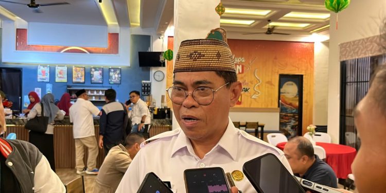 Sekda Iwan Mustapa saat diwawancarai awak media usai menghadiri Rakorev pembentukan Tim Percepatan Pembangunan Pinogu (TP3), di Naffil Caffe and Resto, Rabu (8/4/2026). (F. Rivan/Magang)