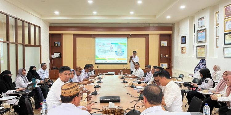 Sekda Iwan Mustapa pada Rapat Koordinasi dan Evaluasi (Rakorev) PAD dan Elektronifikasi Transaksi Pemerintah Daerah (ETPD) yang digelar di Ruang Rapat Sekda, Rabu (8/4/2026). (F.Istimewa)