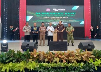 Bupati Bone Bolango, Ismet Mile saat membuka Musrenbang RKPD Tahun 2027 di El Madinah Hotel, Kamis (10/4/2026). (F.Sandi/Diskominfo)