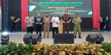 Bupati Bone Bolango, Ismet Mile saat membuka Musrenbang RKPD Tahun 2027 di El Madinah Hotel, Kamis (10/4/2026). (F.Sandi/Diskominfo)