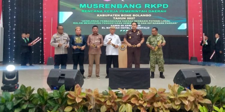 Bupati Bone Bolango, Ismet Mile saat membuka Musrenbang RKPD Tahun 2027 di El Madinah Hotel, Kamis (10/4/2026). (F.Sandi/Diskominfo)