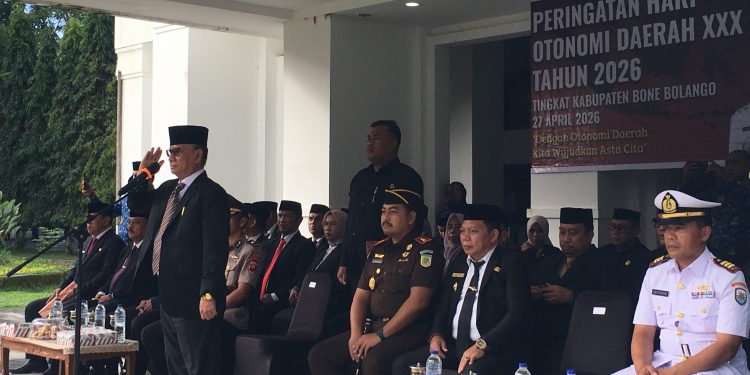 Bupati Ismet Mile saat menjadi Inspektur Upacara Peringatan Hari Otonomi Daerah ke-30 tingkat Kabupaten Bone Bolango yang digelar di Halaman Kantor Bupati, Senin (27/4/2026). (F.Indra/Diskominfo)