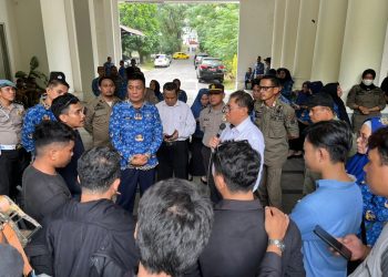 Sekda Iwan Mustapa saat menerima massa aksi dari Aliansi Masyarakat dan Mahasiswa Bone Bolango di Lobby Kantor Bupati Bone Bolango, Senin (27/4/2026).