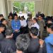 Sekda Iwan Mustapa saat menerima massa aksi dari Aliansi Masyarakat dan Mahasiswa Bone Bolango di Lobby Kantor Bupati Bone Bolango, Senin (27/4/2026).