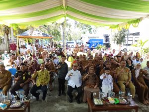 Bupati Ismet Mile didampingi Bunda Literasi, Ruwaida Ismet Mile saat menghadiri pembukaan Lomba Literasi tingkat Kabupaten Bone Bolango tahun 2026 di Halaman Kantor Dinas Perpustakaan dan Kearsipan, Selasa (28/4/2026). (F.Indra/Diskominfo)