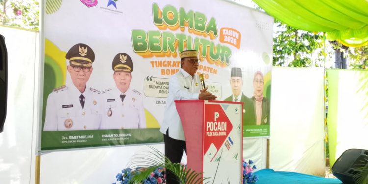 Bupati Ismet Mile saat membuka Lomba Bertutur tingkat Kabupaten Bone Bolango tahun 2026 di Halaman Kantor Dinas Perpustakaan dan Kearsipan, Selasa (28/4/2026). (F.Indra/Diskominfo)