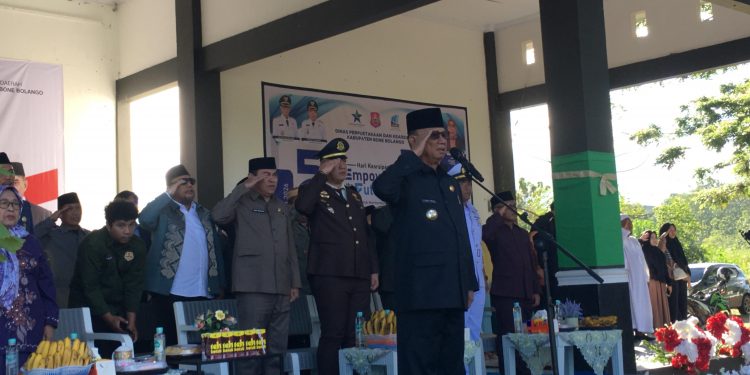 Bupati Ismet Mile saat menjadi inspektur upacara Peringatan Hari Kebangkitan Nasional ke-118 tingkat Kabupaten Bone Bolango yang dirangkaikan dengan Hari Kearsipan ke-55 dan Semarak Hari Ulang Tahun Kabupaten Bone Bolango ke-23 yang digelar di Lapangan Alun-Alun Bone Bolango, Rabu (20/5/2026). (F.Indra/Diskominfo)