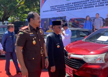 Bupati Ismet Mile didampingi Kajari Feddy Hantyo Nugroho pada penyerahan puluhan kendaraan dinas hasil permohonan bantuan hukum non litigasi dari Badan Keuangan dan Pendapatan Daerah (BKPD) kepada Kejaksaan Negeri Bone Bolango di halaman Kantor Kejaksaan Negeri Bone Bolango, Rabu (20/5/2026). (F.Magang/Diskominfo)