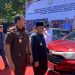 Bupati Ismet Mile didampingi Kajari Feddy Hantyo Nugroho pada penyerahan puluhan kendaraan dinas hasil permohonan bantuan hukum non litigasi dari Badan Keuangan dan Pendapatan Daerah (BKPD) kepada Kejaksaan Negeri Bone Bolango di halaman Kantor Kejaksaan Negeri Bone Bolango, Rabu (20/5/2026). (F.Magang/Diskominfo)