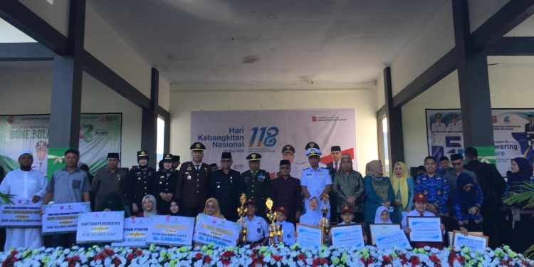 Peringatan Hari Kebangkitan Nasional (Harkitnas) ke-118 tingkat Kabupaten Bone Bolango tidak hanya menjadi ajang refleksi nasionalisme, tetapi juga diwarnai dengan penyerahan berbagai bantuan sosial, penghargaan prestasi, hingga apresiasi terhadap tata kelola pemerintahan yang inovatif dan tertib administrasi