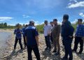 Misteri kematian ikan di beberapa titik Sungai Bone, Kabupaten Bone Bolango, mendapat perhatian serius pemerintah daerah. Sekretaris Daerah Bone Bolango, Iwan Mustapa, bersama Tim Terpadu turun langsung meninjau lokasi pada Rabu (20/5/2026).
