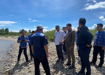 Misteri kematian ikan di beberapa titik Sungai Bone, Kabupaten Bone Bolango, mendapat perhatian serius pemerintah daerah. Sekretaris Daerah Bone Bolango, Iwan Mustapa, bersama Tim Terpadu turun langsung meninjau lokasi pada Rabu (20/5/2026).
