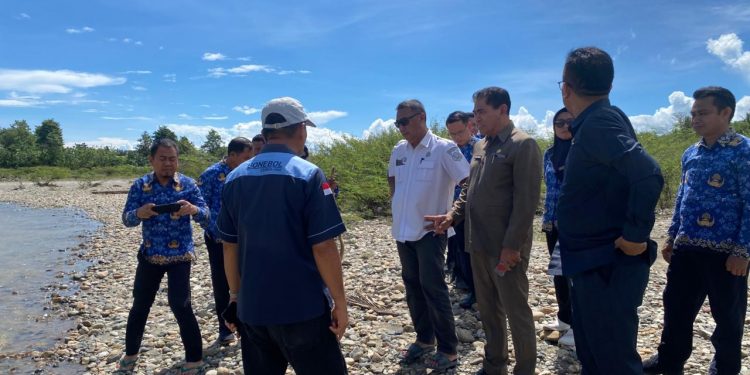 Misteri kematian ikan di beberapa titik Sungai Bone, Kabupaten Bone Bolango, mendapat perhatian serius pemerintah daerah. Sekretaris Daerah Bone Bolango, Iwan Mustapa, bersama Tim Terpadu turun langsung meninjau lokasi pada Rabu (20/5/2026).