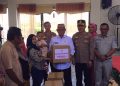 Bupati Ismet Mile saat menyerahkan paket bantuan kepada masyarakat. (F.Indra/Diskominfo)