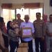 Bupati Ismet Mile saat menyerahkan paket bantuan kepada masyarakat. (F.Indra/Diskominfo)