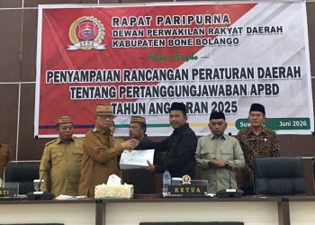 Bupati Bone Bolango, Ismet Mile didampingi Wabup Risman Tolingguhu pada Rapat Paripurna DPRD Kabupaten Bone Bolango dalam rangka Penyampaian Rancangan Peraturan Daerah tentang Pertanggungjawaban APBD Tahun Anggaran 2025 di Ruang Sidang Paripurna DPRD Bone Bolango, Selasa (23/6/2026). (F.Indra/Diskominfo)
