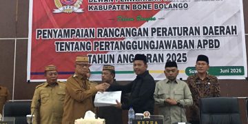 Bupati Bone Bolango, Ismet Mile didampingi Wabup Risman Tolingguhu pada Rapat Paripurna DPRD Kabupaten Bone Bolango dalam rangka Penyampaian Rancangan Peraturan Daerah tentang Pertanggungjawaban APBD Tahun Anggaran 2025 di Ruang Sidang Paripurna DPRD Bone Bolango, Selasa (23/6/2026). (F.Indra/Diskominfo)