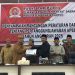 Bupati Bone Bolango, Ismet Mile didampingi Wabup Risman Tolingguhu pada Rapat Paripurna DPRD Kabupaten Bone Bolango dalam rangka Penyampaian Rancangan Peraturan Daerah tentang Pertanggungjawaban APBD Tahun Anggaran 2025 di Ruang Sidang Paripurna DPRD Bone Bolango, Selasa (23/6/2026). (F.Indra/Diskominfo)