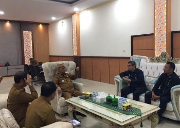 Ketua Pengadilan Agama Suwawa, Makbul Bakari, saat melakukan kunjungan silaturahmi ke Pemerintah Kabupaten Bone Bolango yang diterima langsung oleh Bupati Ismet Mile, di Ruang Kerjanya, Selasa (23/6/2026). (F.Indra/Diskominfo)