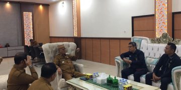 Ketua Pengadilan Agama Suwawa, Makbul Bakari, saat melakukan kunjungan silaturahmi ke Pemerintah Kabupaten Bone Bolango yang diterima langsung oleh Bupati Ismet Mile, di Ruang Kerjanya, Selasa (23/6/2026). (F.Indra/Diskominfo)