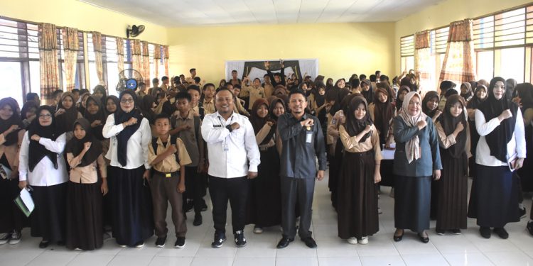 Pengadilan Agama Suwawa Bareng KemenHAM Gorontalo Edukasi Ratusan Siswa SMPN 1 Botupingge Tolak Nikah Dini