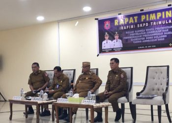 Bupati Bolango, Ismet Mile didampingi Sekda Iwan Mustapa pada Rapat Pimpinan SKPD Triwulan I dalam rangka Upaya Percepatan Penyerapan Anggaran dan Pengendalian Pembangunan Daerah Kabupaten Bone Bolango Tahun Anggaran 2026 yang dilaksanakan di Ruang Lupa Lelah Kantor Bupati, Senin (8/6/2026). (F.Indra/Diskominfo)