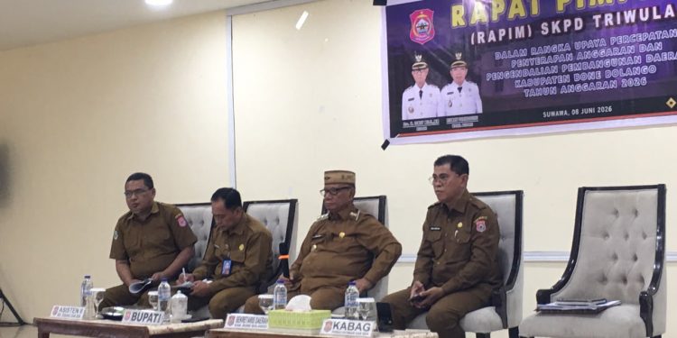 Bupati Bolango, Ismet Mile didampingi Sekda Iwan Mustapa pada Rapat Pimpinan SKPD Triwulan I dalam rangka Upaya Percepatan Penyerapan Anggaran dan Pengendalian Pembangunan Daerah Kabupaten Bone Bolango Tahun Anggaran 2026 yang dilaksanakan di Ruang Lupa Lelah Kantor Bupati, Senin (8/6/2026). (F.Indra/Diskominfo)