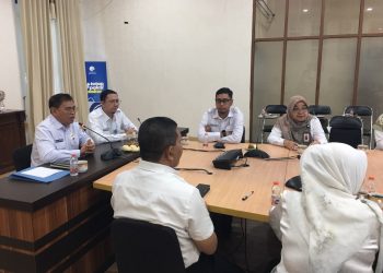 Sekda Iwan Mustapa saat menerima kunjungan silaturahmi dan melakukan rapat koordinasi bersama Direktur Pemberdayaan Masyarakat dan Pelaku Usaha Pangan Olahan (PMPUPO) BPOM, Agus Yudi Prayudana terkait Program Kabupaten/Kota Pangan Aman (KPPA) Tahun 2026 di Ruang Rapat Sekda Bone Bolango, Rabu (10/6/2026). (F. Indra/Diskominfo)