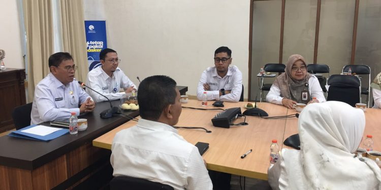 Sekda Iwan Mustapa saat menerima kunjungan silaturahmi dan melakukan rapat koordinasi bersama Direktur Pemberdayaan Masyarakat dan Pelaku Usaha Pangan Olahan (PMPUPO) BPOM, Agus Yudi Prayudana terkait Program Kabupaten/Kota Pangan Aman (KPPA) Tahun 2026 di Ruang Rapat Sekda Bone Bolango, Rabu (10/6/2026). (F. Indra/Diskominfo)