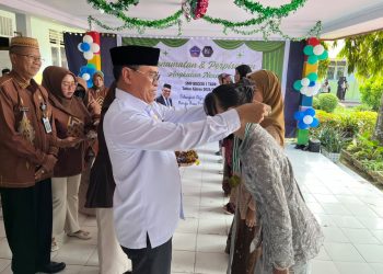 Sekretaris Daerah Bone Bolango, Iwan Mustapa saat menghadiri penamatan dan perpisahan siswa kelas IX SMP Negeri 1 Tapa, Rabu (10/6/2026). (Foto Istimewa)