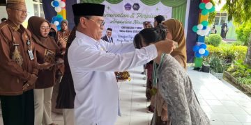 Sekretaris Daerah Bone Bolango, Iwan Mustapa saat menghadiri penamatan dan perpisahan siswa kelas IX SMP Negeri 1 Tapa, Rabu (10/6/2026). (Foto Istimewa)