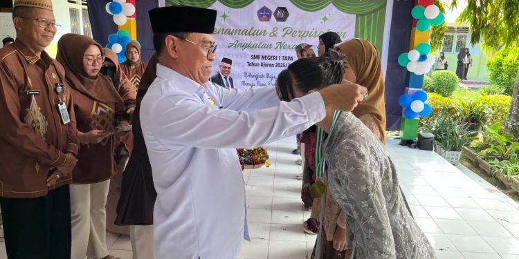Sekretaris Daerah Bone Bolango, Iwan Mustapa saat menghadiri penamatan dan perpisahan siswa kelas IX SMP Negeri 1 Tapa, Rabu (10/6/2026). (Foto Istimewa)