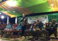 Bupati Ismet Mile didampingi Ketua T.P PKK Ruwaida Ismet Mile saat memberikan sambutan pada pelantikan pengurus dasawisma se-Kecamatan Suwawa Tengah, Rabu (10/6/2026) malam tadi. (F.Indra/Diskominfo)