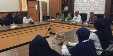 Bupati Bone Bolango, Ismet Mile didampingi Ketua Tim Penggerak PKK Bone Bolango, Ruwaida Ismet Mile menerima audiensi Direktur Poltekkes Kemenkes Gorontalo, Masrif beserta jajaran di Ruang Rapat Bupati, Kamis (11/6/2026). (F.Indra/Diskominfo)