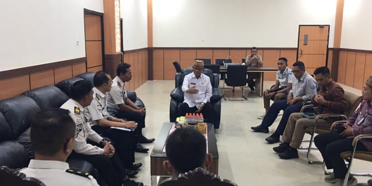 Bupati Bone Bolango, Ismet Mile, saat menerima audiensi Kepala Balai Pemasyarakatan (Bapas) Kelas II Gorontalo, I Putu Sukohartawan, bersama jajaran di Ruang Kerja Bupati, Kamis (11/6/2026). (F.Indra/Diskominfo)
