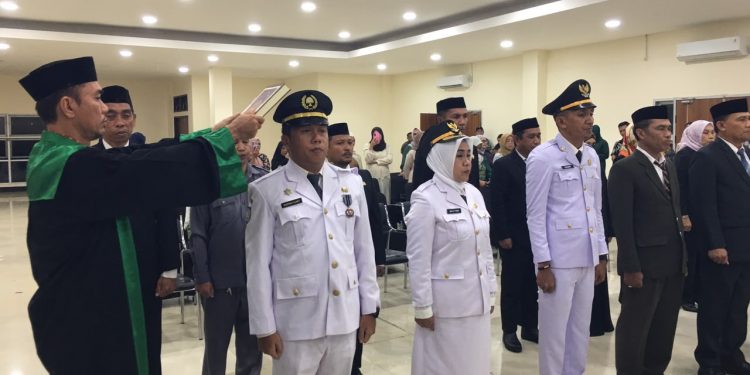 Pemerintah Kabupaten Bone Bolango kembali melakukan pelantikan dan pengambilan sumpah/janji sejumlah pejabat administrator yang dipimpin langsung oleh Bupati Bone Bolango, Ismet Mile, di Ruang Lupa Lelah Kantor Bupati, Jumat (12/6/2026). (F.Indra/Diskominfo)
