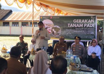 Staf Khusus Menteri Pertanian Bidang Kebijakan Pertanian, Sam Herodian, saat menghadiri Gerakan Tanam Padi Kelompok Tani Ohilawa Desa Boludawa Kecamatan Suwawa, Senin (22/6/2026). (F.Indra/Diskominfo)