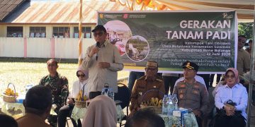 Staf Khusus Menteri Pertanian Bidang Kebijakan Pertanian, Sam Herodian, saat menghadiri Gerakan Tanam Padi Kelompok Tani Ohilawa Desa Boludawa Kecamatan Suwawa, Senin (22/6/2026). (F.Indra/Diskominfo)