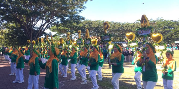 Suasana Lapangan Alun-Alun Bone Bolango, Sabtu (27/6/2026), tampak berbeda dari biasanya. Sejak pagi, ratusan kader PKK dari 18 kecamatan yang ada di Bone Bolango hadir dengan penuh semangat untuk mengikuti Pencanangan Hari Kesatuan Gerak (HKG) PKK ke-54 Tingkat Kabupaten Bone Bolango. (F.Indra/Diskominfo)