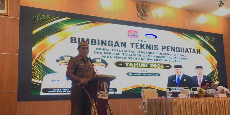 Sekretaris Daerah Bone Bolango, Iwan Mustapa saat membuka Bimtek Penguatan Indeks Efektivitas Pengendalian Korupsi (IEPK) dan Implementasi Manajemen Risiko Indeks (MRI) pada Pemerintah Kabupaten Bone Bolango tahun 2026 di Hotel Dumhil Kota Gorontalo, Selasa (30/6/2026). (F.Indra/Diskominfo)