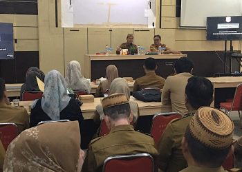 Sekretaris Daerah Bone Bolango, Iwan Mustapa saat memberikan sambutan pada Pembukaan Bimtek dan Workshop Penyusunan Inovasi Daerah di Aula Tolopani Bappeda Litbang Bone Bolango, Selasa (7/7/2026). (F.Indra/Diskominfo)