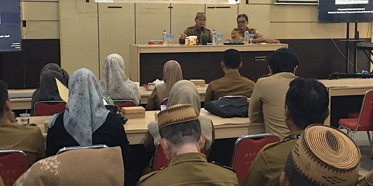 Sekretaris Daerah Bone Bolango, Iwan Mustapa saat memberikan sambutan pada Pembukaan Bimtek dan Workshop Penyusunan Inovasi Daerah di Aula Tolopani Bappeda Litbang Bone Bolango, Selasa (7/7/2026). (F.Indra/Diskominfo)